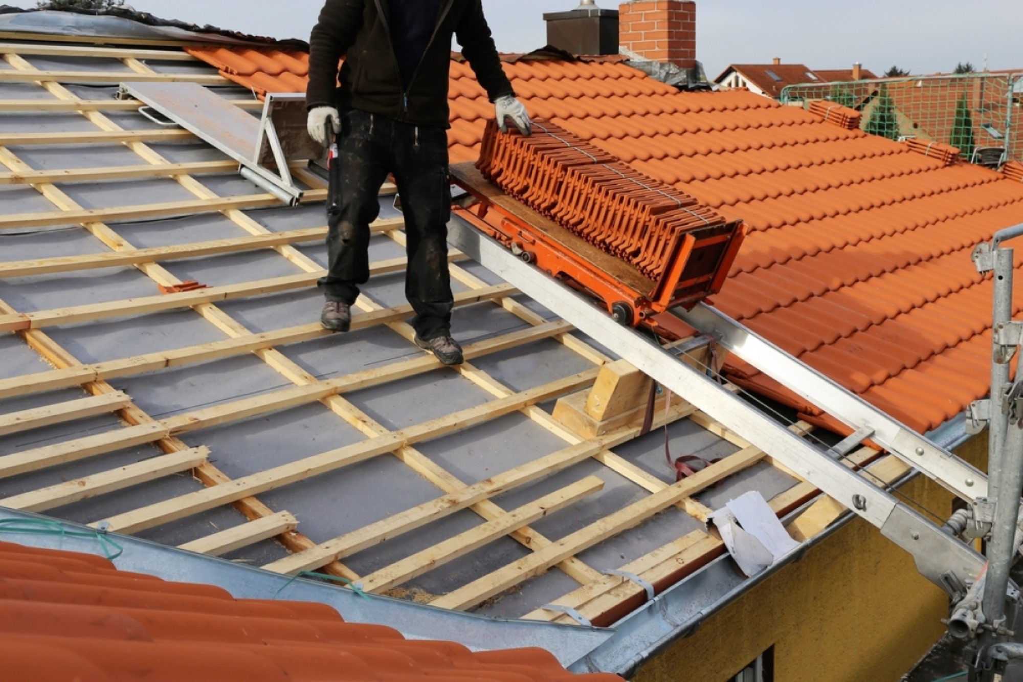 Couvreur Mr. Reinaud sur toiture en tuiles à Orléans, Loiret